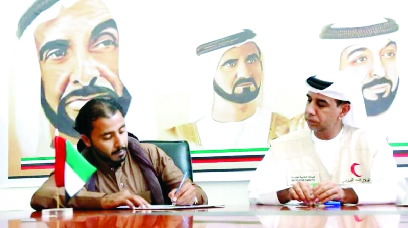 "■الجابري والتميمي خلال توقيع  اتفاقية تمويل مشروع صيانة مدرسة الكودة  |   وام"