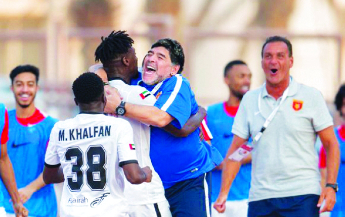 "■ مارادونا يهنئ لاعبي الفجيرة بالفوز على رأس الخيمة | البيان"