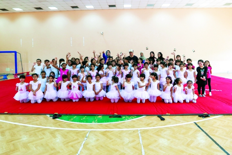 "■ سعيد حارب يتوسط طالبات المدرسة في صورة جماعية | البيان"