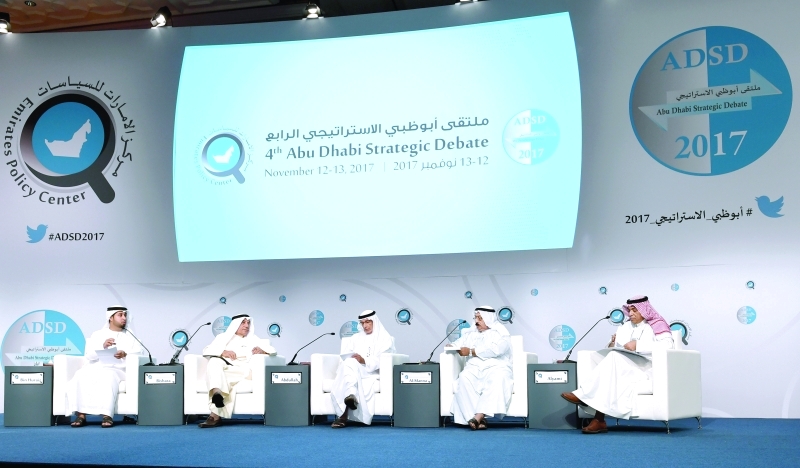 "■ جانب من حلقة نقاشية في الملتقى | وام"