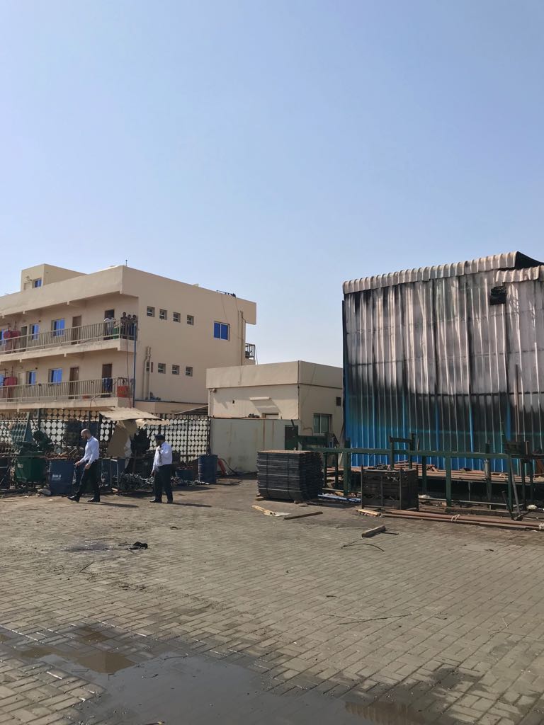 دفاع مدني رأس الخيمة يسيطر على حريق مصنع أصباغ