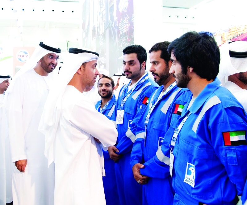 "Ⅶ هزاع بن زايد خلال زيارة لجناح «أدنوك» بحضور سلطان الجابر"