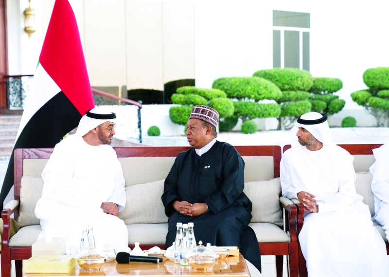 "■ سموه خلال مباحثاته مع محمد باركيندو بحضور سهيل المزروعي"