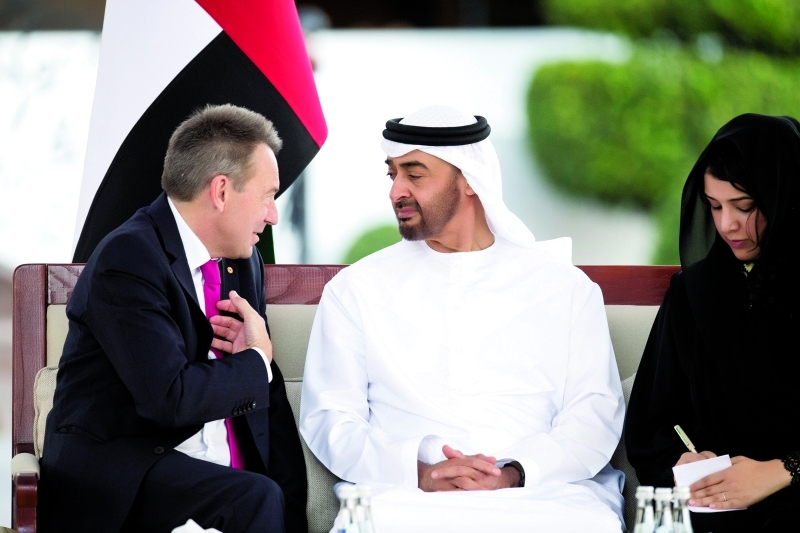 "■ سموه يتبادل الحديث مع رئيس لجنة الصليب الأحمر بحضور ريم الهاشمي"