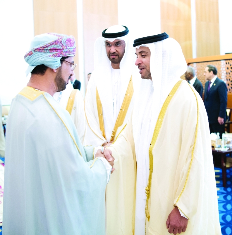 "Ⅶ هزاع بن زايد مصافحاً المشاركين وممثلي الدول العربية والأجنبية المشاركة في فعاليات «أديبك»"