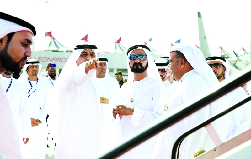 "سموه يستمع إلى شرح عن طائرة «فلاي دبي» بحضور حمدان بن محمد وخليفة سليمان وغيث الغيث"