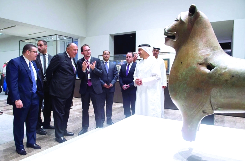 "Ⅶ .. ويستمعان إلى شرح حول مقتنيات المتحف"