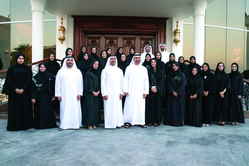 "■محمد بن زايد في صورة جماعية مع وفد الهيئة الاتحادية للتنافسية والإحصاء بحضور ريم الهاشمي وعبدالله لوتاه| تصوير: حمد الكعبي"