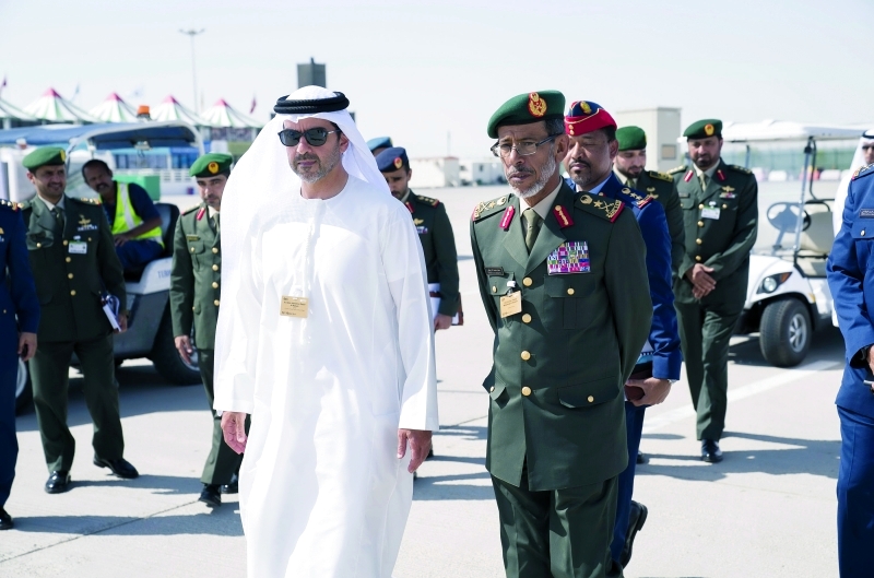 "■ حامد بن زايد وحمد الرميثي وعدد من المسؤولين خلال زيارة معرض دبي للطيران أمس | وام"