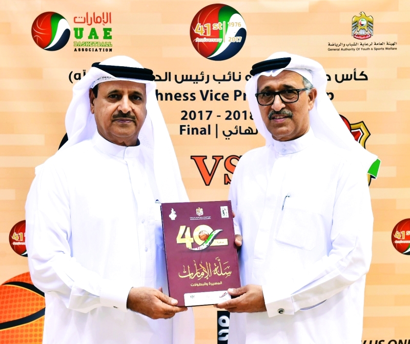"السركال يتسلم الكتاب من القرقاوي | البيان"