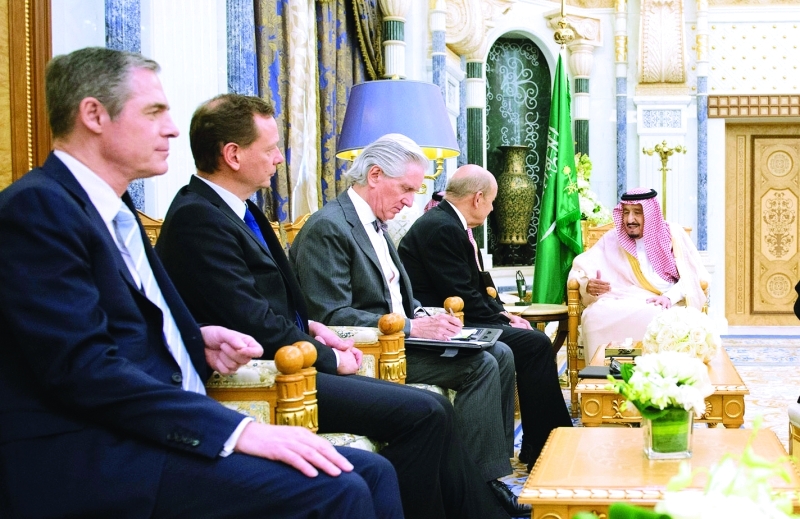 "Ⅶ الملك سلمان خلال استقباله أمس وزير الخارجية الفرنسي | أ.ف.ب"