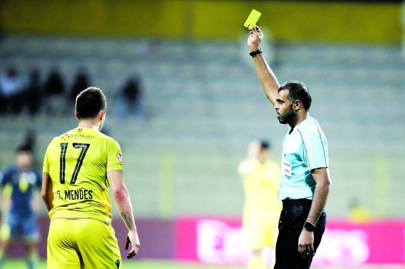"عمار الجنيبي ينذر مينديز لاعب الوصل في مباراة الظفرة"