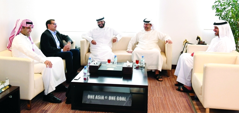 "ابن غليطة خلال استقباله وفد «فيفا» | البيان"