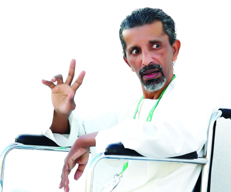 "المرض لم يمنع الشرهان من مؤازرة الصقور أمام العنابي تصوير: إبراهيم صادق"