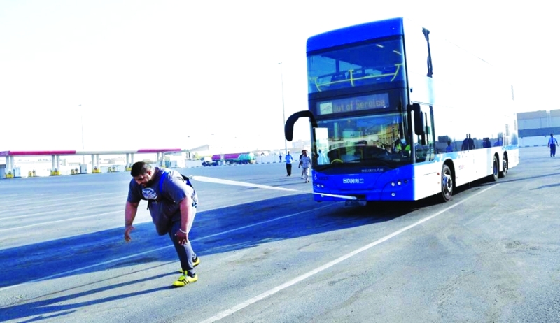 "موظف في هيئة الطرق يسحب حافلة وزنها 28 طناً | البيان"