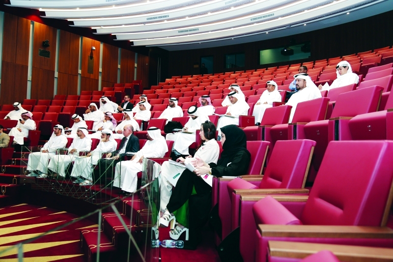 "جانب من الحضور يتابع فعاليات الورشة | البيان"