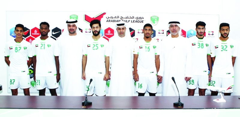 "الشمسي يتوسط اللاعبين الستة بحضور العوضي والطويل | البيان"