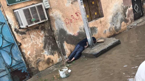 صور صادمة لطفل صعقته الكهرباء بعد غرق جدة