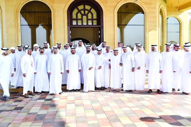 "■ محمد بن راشد وحمدان ومنصور بن محمد يتوسطون الحضور خلال مأدبة الغداء | تصوير: سيف محمد"
