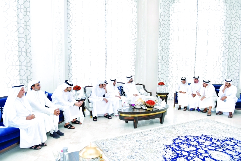"■ محمد بن راشد وحمدان ومنصور بن محمد خلال حضورهم مأدبة الغداء"