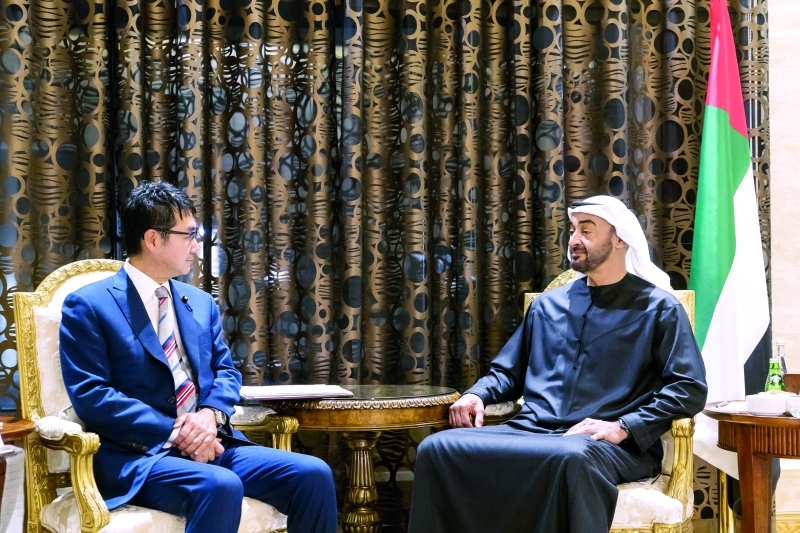 محمد بن زايد يستقبل مسؤولاً يابانياً