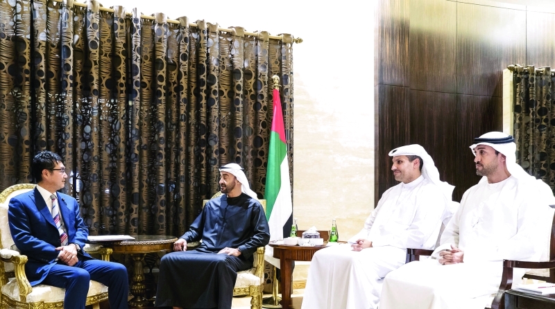 "Ⅶ سموه مع المسؤول الياباني بحضور خلدون المبارك ومحمد المزروعي | وام"
