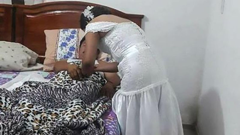 عروس تترك حفل زواجها بفستان الزفاف