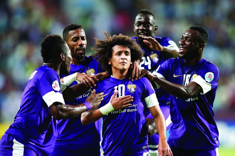 "Ⅶ عموري مع لاعبي العين خلال إحدى مباريات العين في دوري أبطال آسيا | أرشيفية"