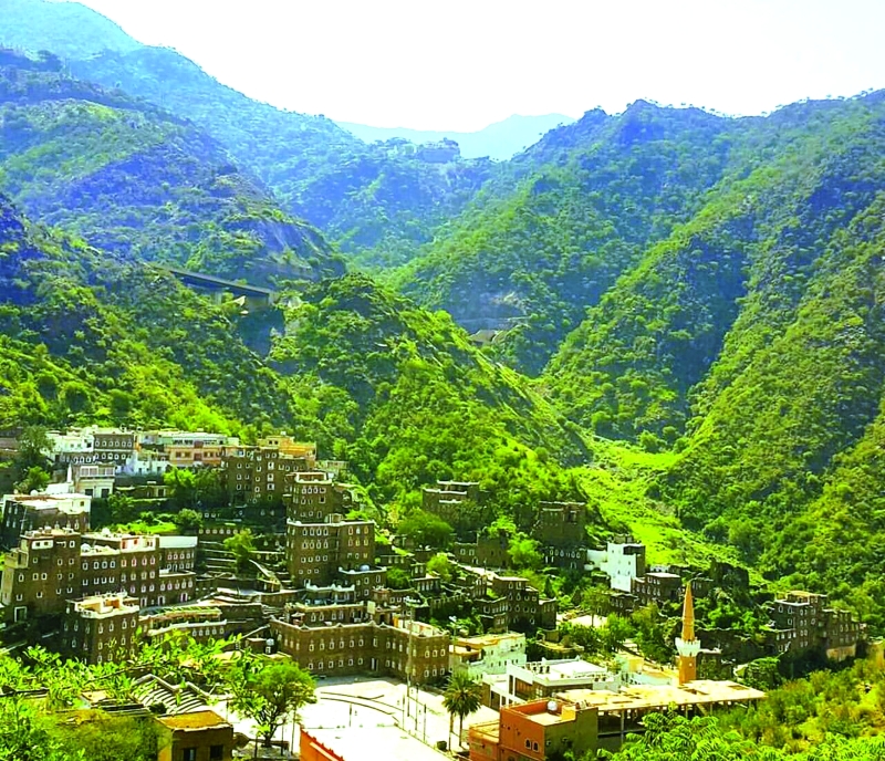 قرية سعودية من أحجار وشبابيك تلونها النساء