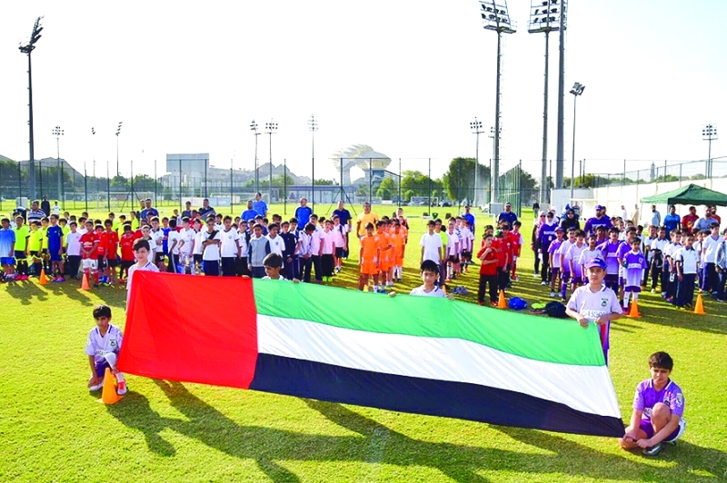 "■ الطلاب الصغار يحتفلون بعلم الدولة | البيان"