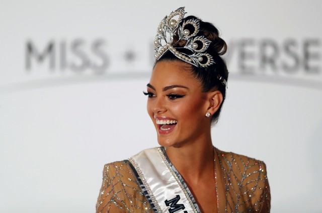 رغم قصرها.. بيضاء من جنوب إفريقيا تفوز بلقب ملكة جمال الكون