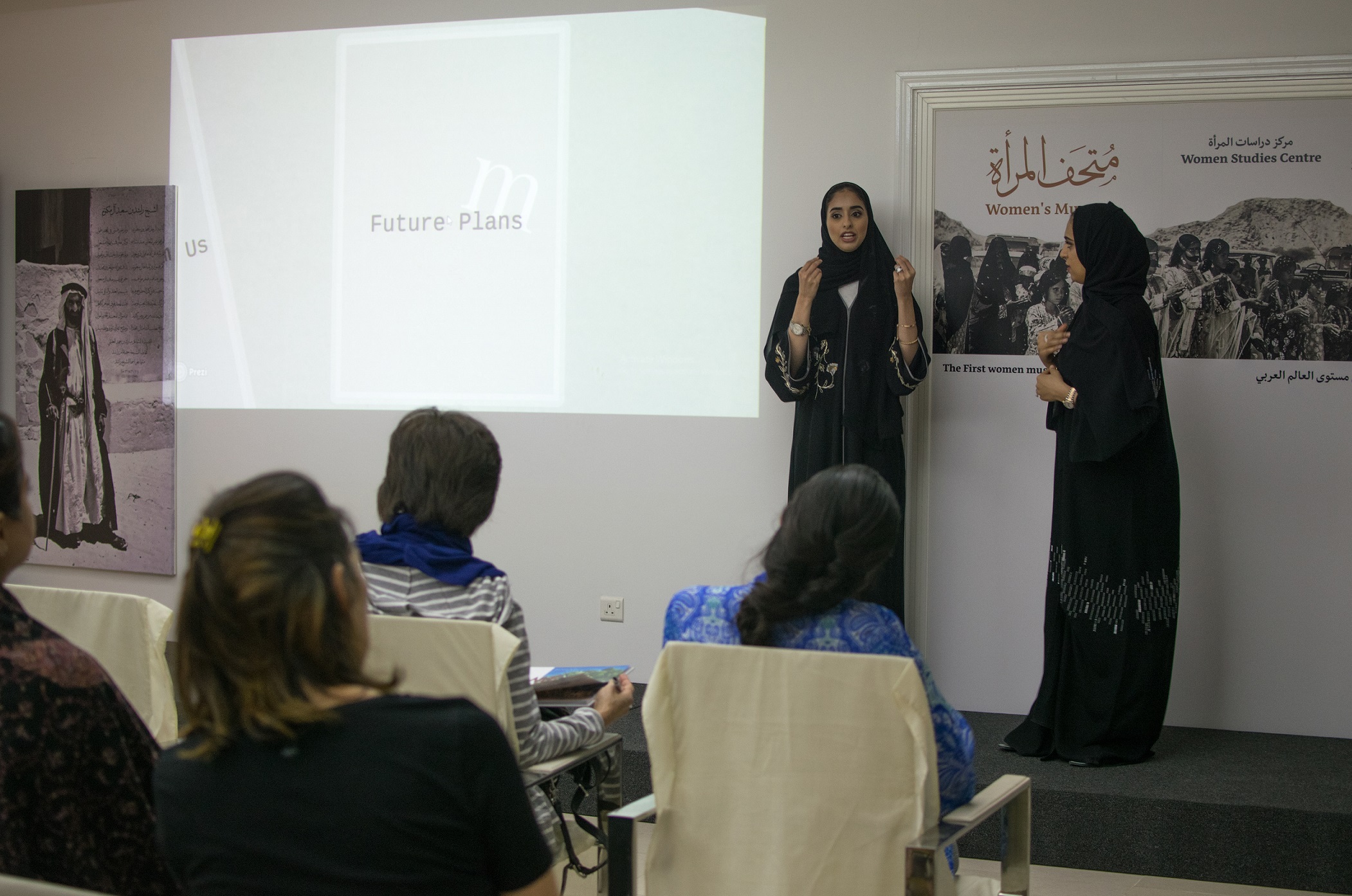 "الطالبتين خلال العرض"