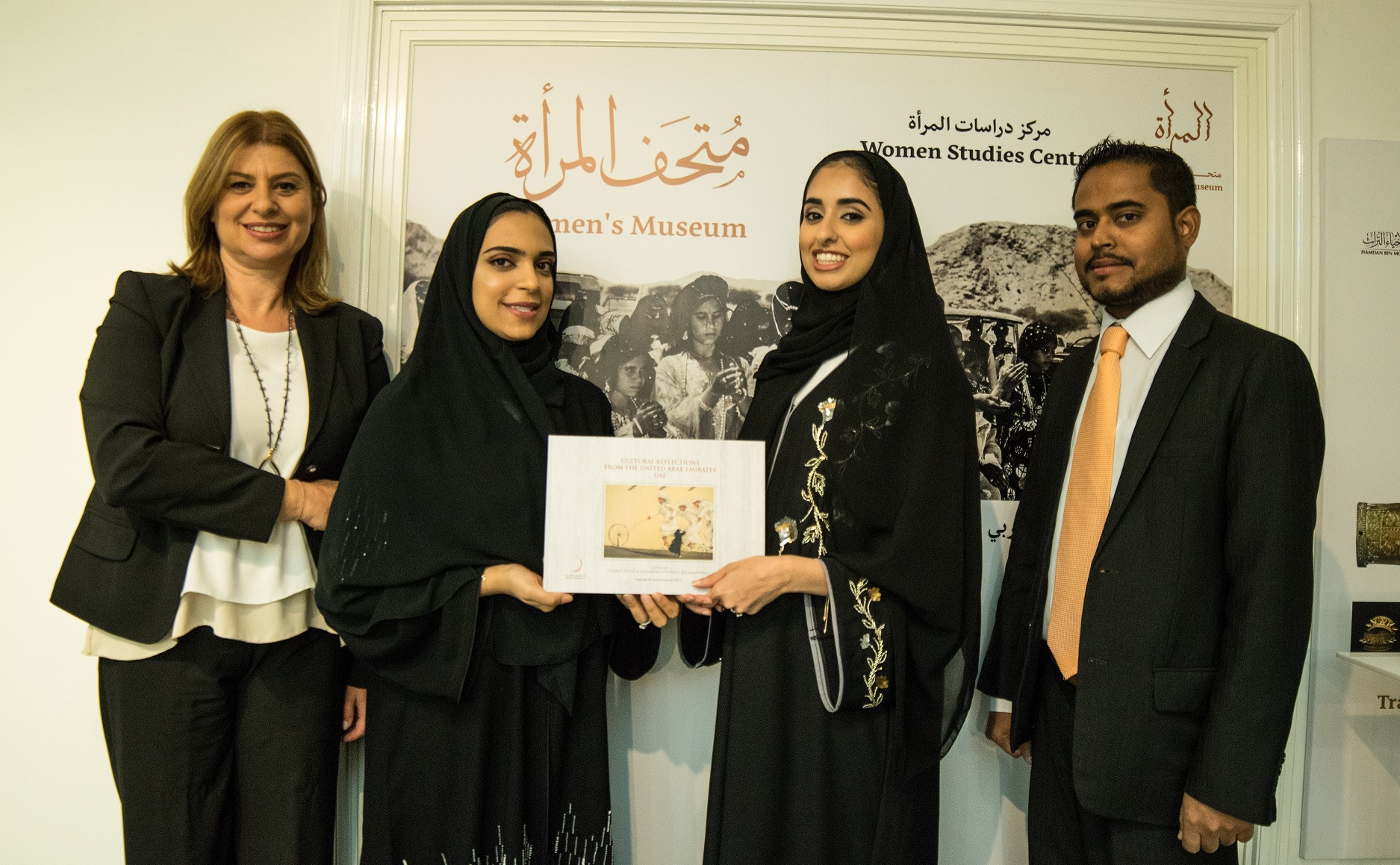 "الطالبتين آمنة خميس و عائشة محمد ود. فيلاريتي كوتسي"