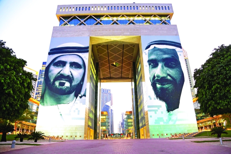 "■ صورتا الشيخ زايد ومحمد بن راشد على واجهة مبنى البوابة في مركز دبي المالي العالمي | من المصدر"