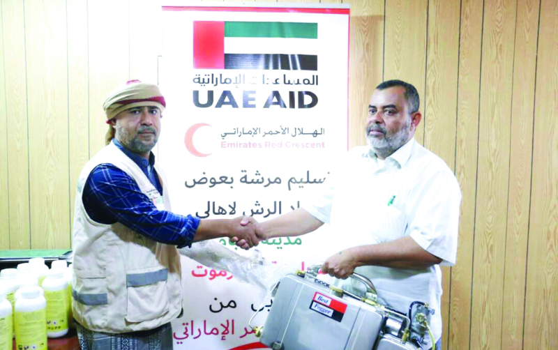 "Ⅶ  جانب من عملية تسليم آليات مكافحة البعوض لأحد مسؤولي مديرية شبام   |  وام"