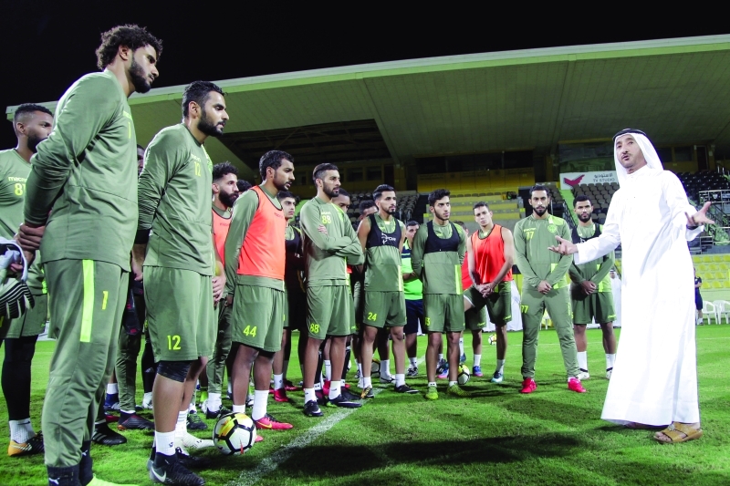 "بطي بن مكتوم يتحدث إلى لاعبي الوصل | البيان"