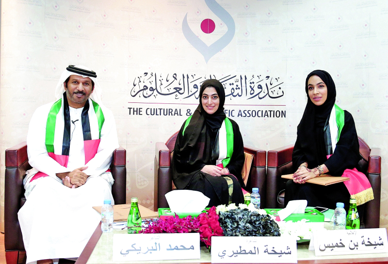 "Ⅶ شيخة المطيري تتوسط شيخة بن خميس ومحمد البريكي أثناء الأمسية الشعرية | البيان"