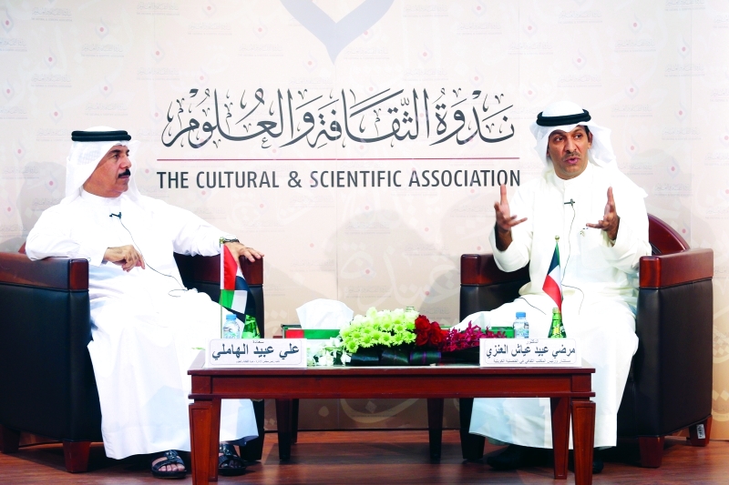 "■ مرضي العنزي وعلي عبيد الهاملي خلال المحاضرة"