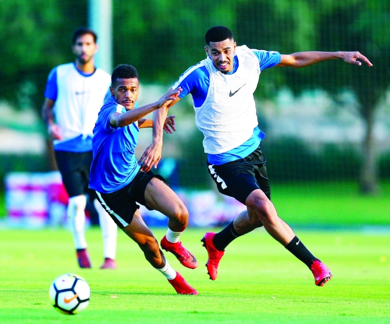 "جانب من تدريبات «شباب الأهلي» | البيان"