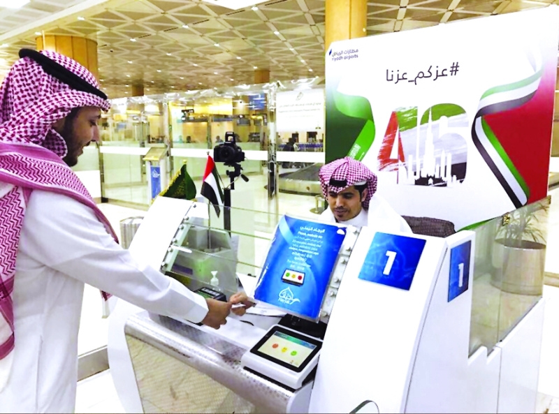 "■ علم الإمارات مزيناً جنبات المطار | من المصدر"