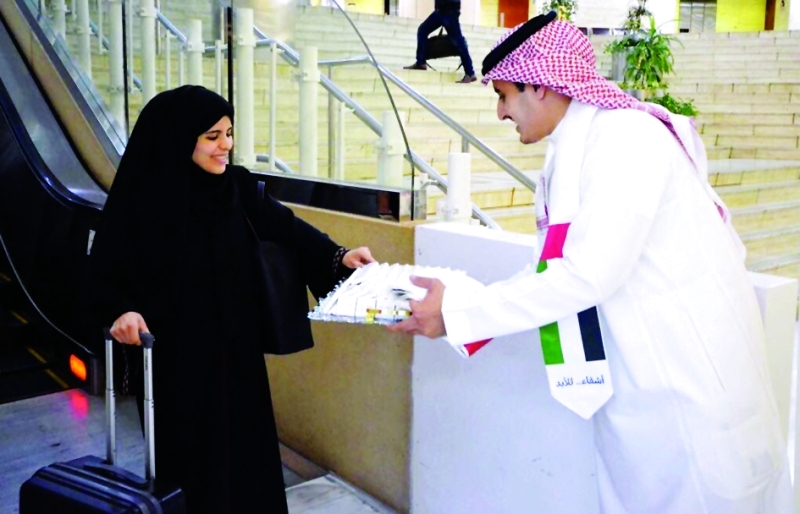 "■ خلال تقديم الهدايا للمسافرين"