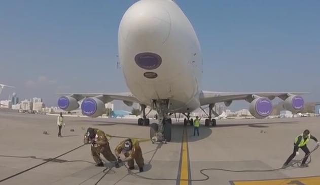 شاهد.. مواطنان يجران طائرة بوينغ  747 بوزن  245 طناً