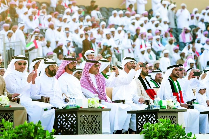 "■ محمد بن زايد يتابع العروض بحضور عمار النعيمي ومحمد بن سعود وطحنون وسرور بن محمد وهزاع وسيف بن زايد وفهد بن فلاح | تصوير: راشد المنصوري، محمد الحمادي، عمر العسكر، ومحمد السويدي"