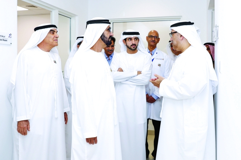 "Ⅶ محمد بن راشد مستمعاً إلى شرح عبدالرحمن العويس بحضور حمدان بن محمد"