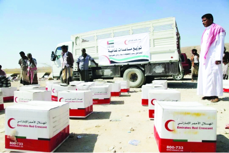 "■ تجهيز السلال الغذائية قبيل توزيعها على المستفيدين"