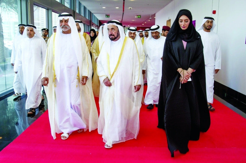 "■ سلطان القاسمي خلال جولة في المعرض المصاحب للقمة بحضور نهيان بن مبارك وريم بن كرم"