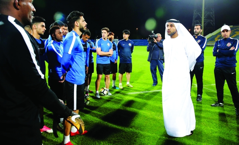 "مهدي علي يتحدث للاعبي شباب الأهلي ـ دبي | البيان"