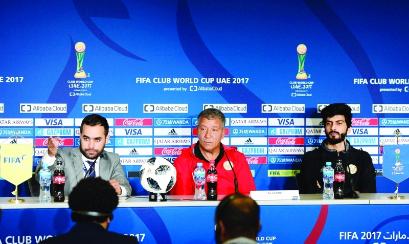 "تين كات متحدثاً في المؤتمر الصحافي | البيان"