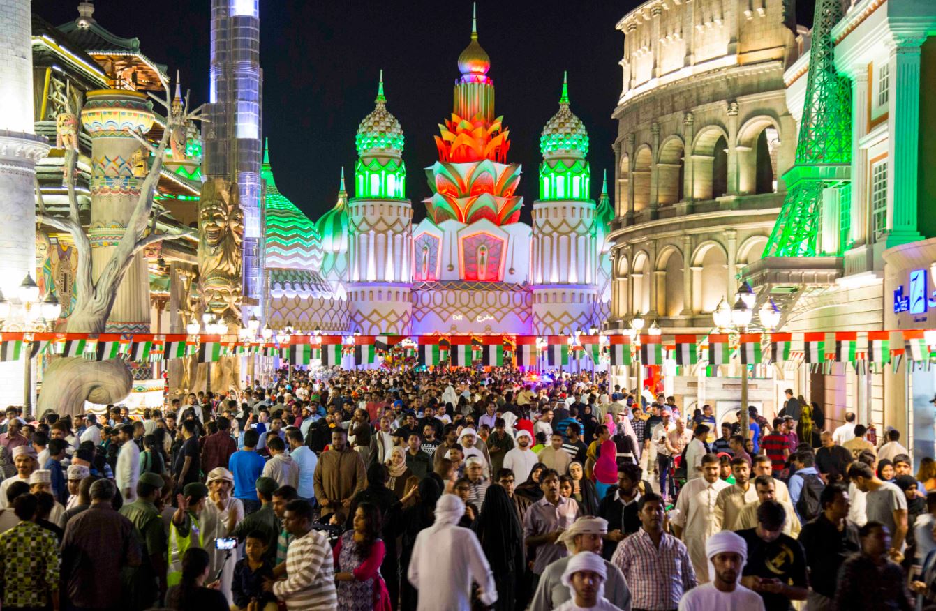 القرية العالمية تستقبل 500 ألف ضيف خلال اليوم الوطني