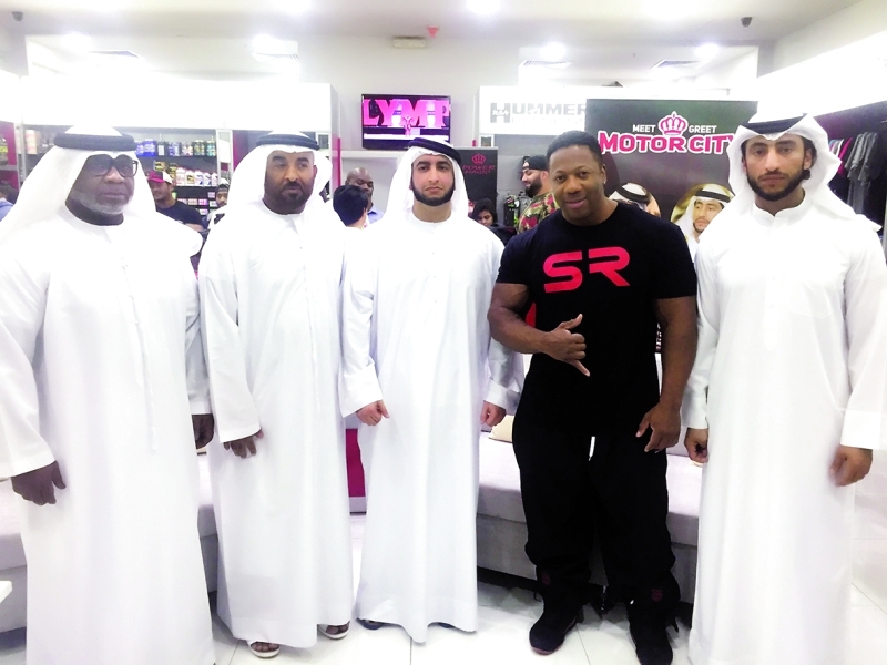 "راشد بن حمدان وعبد الله الشرقي مع اللجنة المنظمة | البيان"